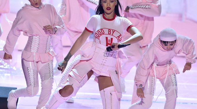 Watch hot live performance by Rihanna at MTV Awards
